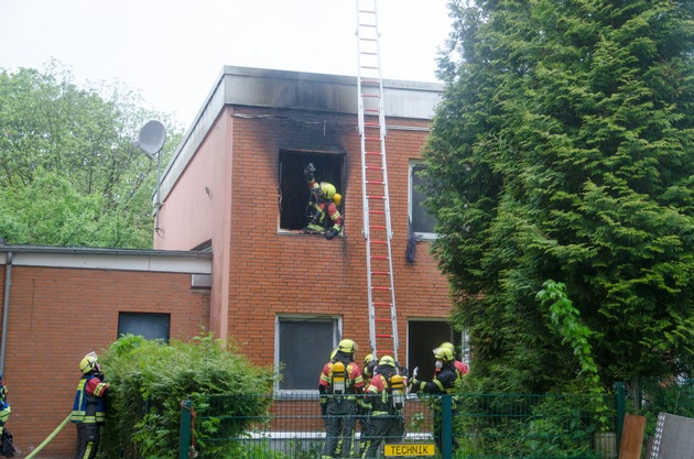 FW-RD: Feuerwehr löscht Zimmerbrand - 3 Verletzte müssen ins Krankenhaus In der Straße An der Untereider, in Rendsburg, kam es am Mittwochabend (26.05.2021) zu einem Feuer im 1. Obergeschoss