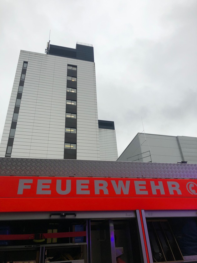 FW-GL: Feuer in Patientenzimmer des Marienkrankenhauses in der Stadtmitte von Bergisch Gladbach