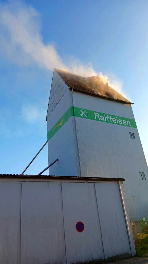 FW Lüchow-Dannenberg: +++ Rauchentwicklung in Getreidesilo löst Großeinsatz für die Feuerwehr aus +++ über 100 Feuerwehrleute im Einsatz +++