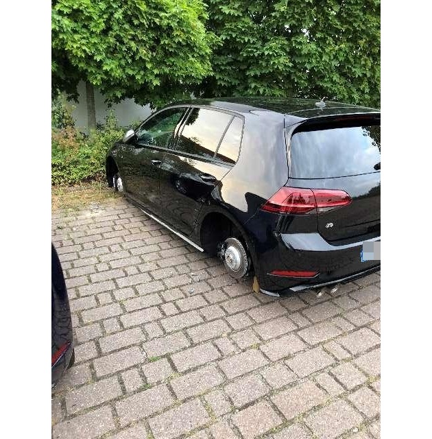 POL-WOB: Zwei schwarze VW Golf aufgebockt und Räder entwendet - Schaden 8.000 Euro