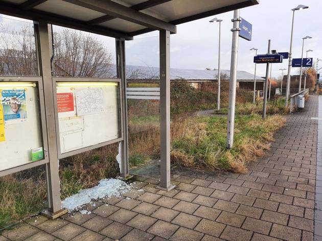 BPOL NRW: Erneuter Vandalismus - Bahnhaltestelle Brachelen, Wartehäuschen - Glasscheibe zerstört