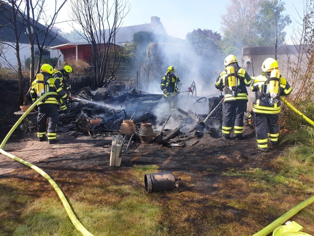 FW-RD: Holzhütte in Owschlag nach Feuer total zerstört - 60 Einsatzkräfte im Einsatz In der Margaretenstraße in Owschlag, wurde eine Holzhütte durch ein Feuer zerstört.