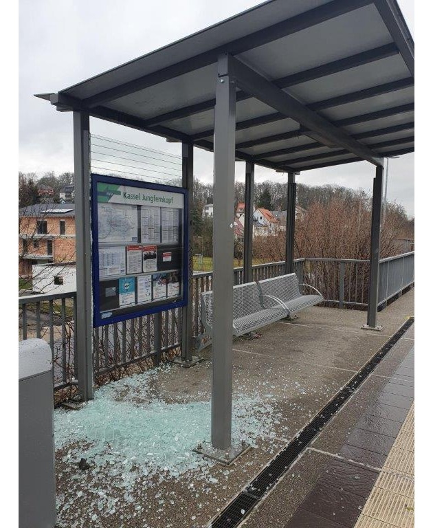 BPOL-KS: Vandalismus an Bahnhaltestelle Kassel-Jungfernkopf