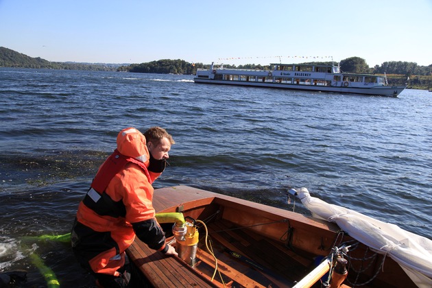 FW-E: Segelboot gekentert, Mastspitze steckt im Schlamm fest, 71-jähriger Wassersportler hält sich an Bordwand fest