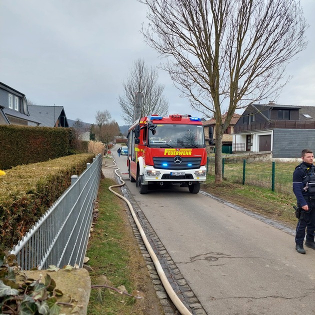 FW Heimbach: Brand eines Anbaus mit Übergriff auf Garage und Wohnhaus - Feuerwehr verhindert Schlimmeres