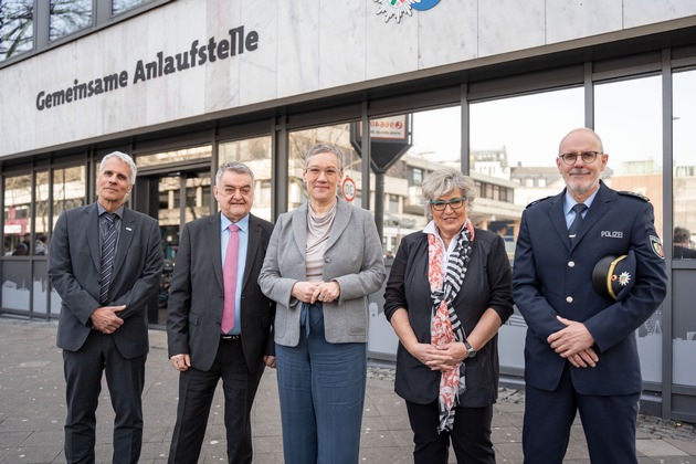 POL-AC: NRW-Innenminister Reul besucht neue Anlaufstelle von Stadt Aachen und Polizei Aachen in der Peterstraße