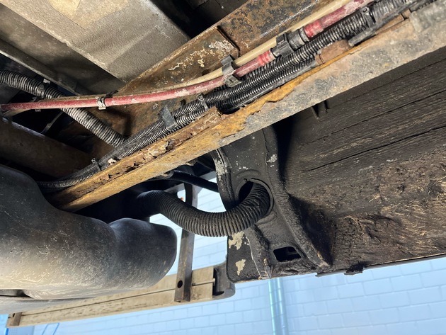 POL-ME: 56 zum Teil gravierende Mängel und ein fehlendes Rad: Polizei zieht schrottreifen Autotransporter aus dem Verkehr - 2601065