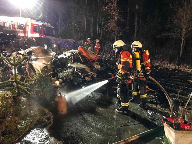 FW-CW: Zwei Campingwagen brennen vollständig ab