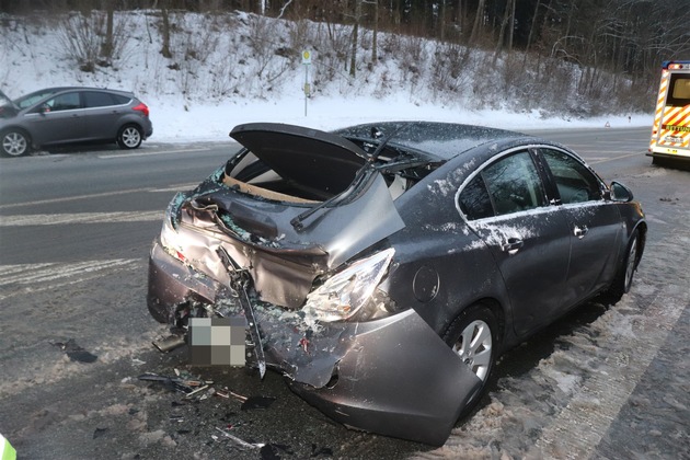 POL-HX: Wildunfall l&ouml;st Kettenreaktion mit f&uuml;nf beteiligten Fahrzeugen aus - drei Personen leicht verletzt