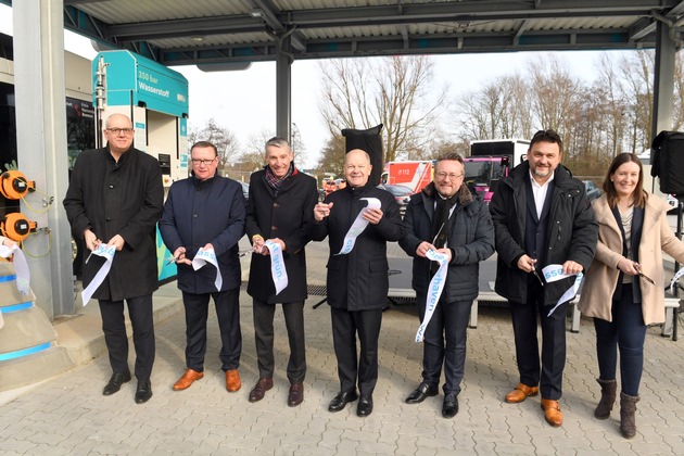 Bundeskanzler Olaf Scholz eröffnet Wasserstofftankstelle von HY.City.Bremerhaven