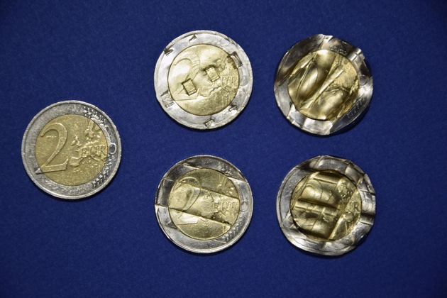 ZOLL-M: 62 Kilogramm 2-Euro-Münzen in Kiefersfelden aus dem Verkehr gezogen - Fahrer wegen Geldfälschung zu Bewährungsstrafe verurteilt.