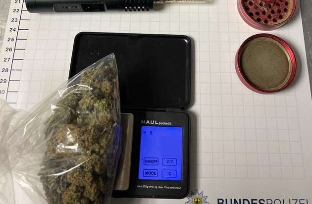 BPOL NRW: 27-Jähriger mit Drogen und Zubehör - Bundespolizei beweist guten  Riecher