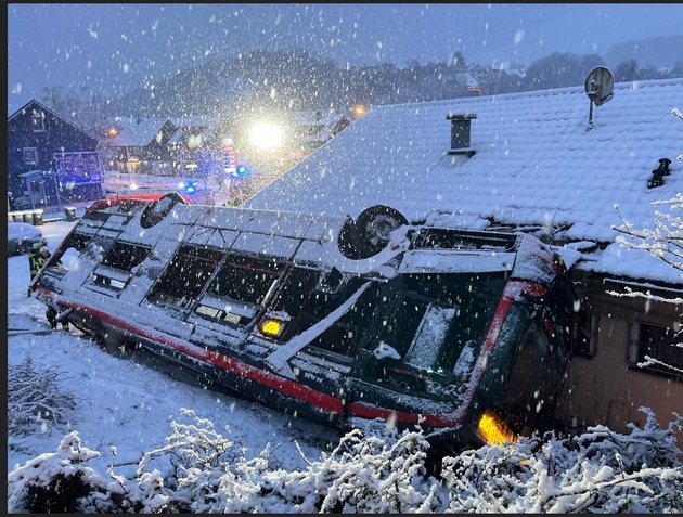 POL-RBK: Kürten - Linienbus rutscht Hang hinunter - drei Personen verletzt