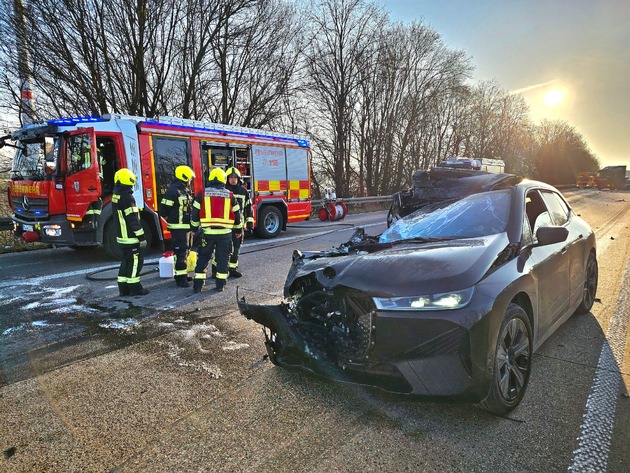 FW Bergheim: Eine Verletzte bei Verkehrsunfall auf Autobahn 61 Kollision zwischen PKW und LKW - Autobahn voll gesperrt