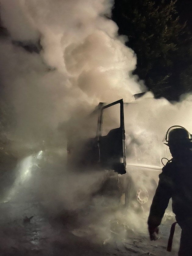 FW Stuttgart: Nächtlicher Fahrzeugbrand auf Bundesautobahn