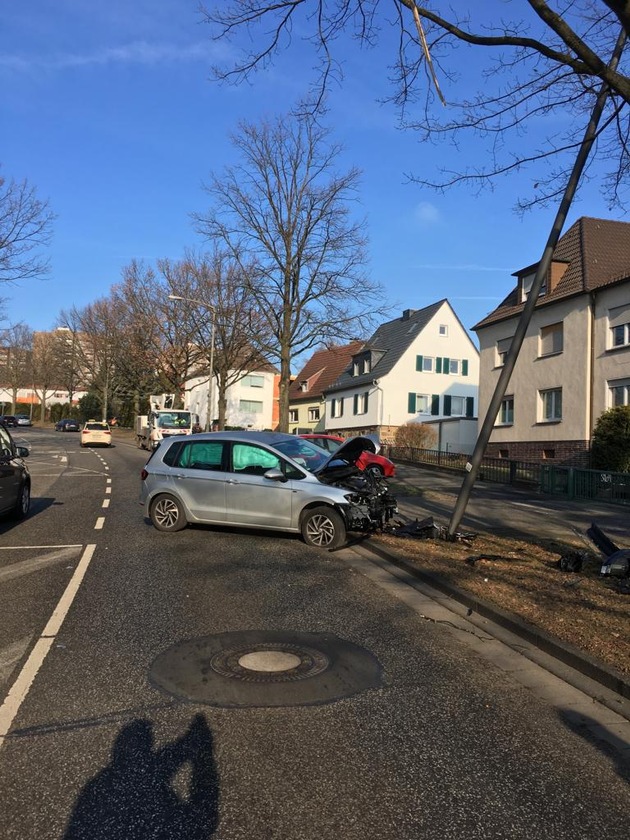 POL-KS: Kassel: Auto kracht gegen Laterne: Fahrer verletzt und rund 20.000 Euro Schaden