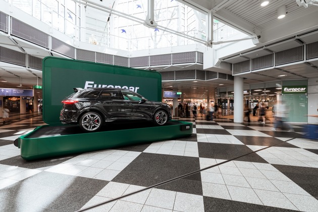Definitiv kein Handgepäck: Europcar überrascht Münchner Fluggäste mit Riesenkoffer
