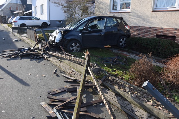 POL-HF: Verkehrsunfall mit hohem Sachschaden - PKW landet im Vorgarten