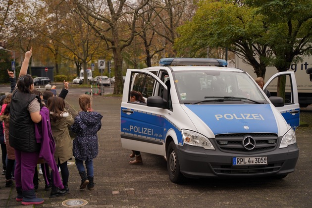 POL-PPMZ: Mainzer Polizistinnen lesen für Grundschulkinder