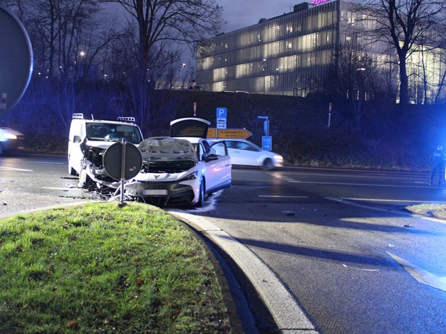 POL-HA: Frontalzusammenstoß am Volmeabstieg: 22-Jähriger leicht verletzt