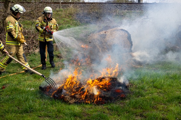 FW Menden: Feuerwehr Menden l&ouml;scht Rundballenbrand auf Streuobstwiese