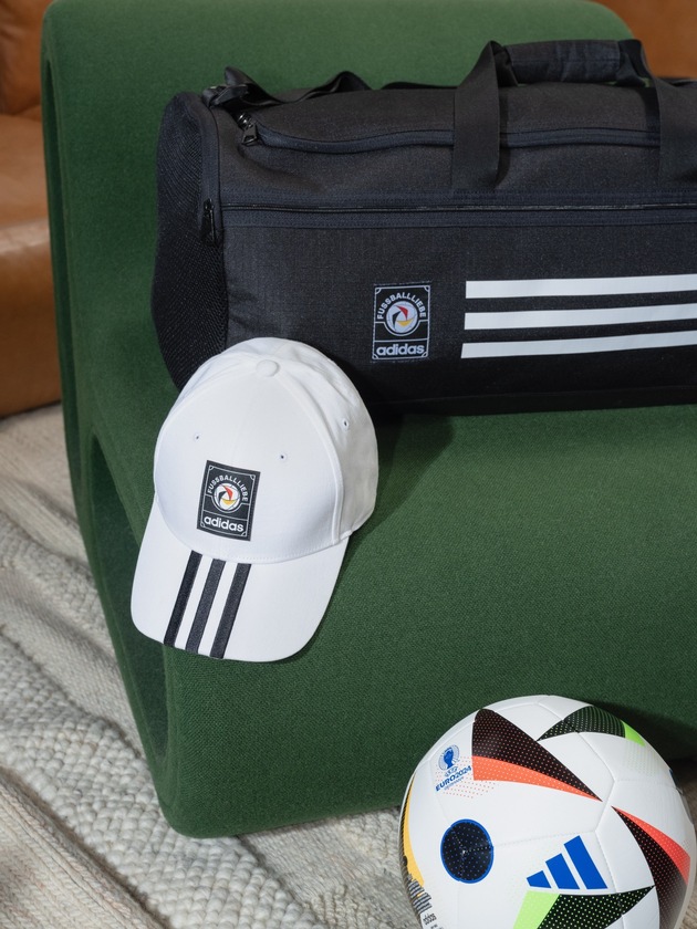 Weil wir Fußball lieben: DEICHMANN und Adidas präsentieren mit der Kampagne „Adidas FUSSBALLLIEBE @DEICHMANN“ eine vielfältige Kollektion mit Accessoires und Apparel für die ganze Familie