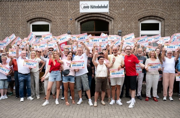 Deutsche Postcode Lotterie: Hurra in Hasbergen: Postcode Lotterie &uuml;berrascht 230 Gl&uuml;ckspilze mit zwei Millionen Euro