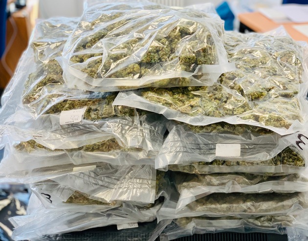 ZOLL-E: Drogen per Paket 
- Zollfahndung Essen stellt fast 9 kg Marihuana sicher 
- 36.000 Euro und 1 getarnter Elektroschocker beschlagnahmt
- 3 Personen vorläufig festgenommen