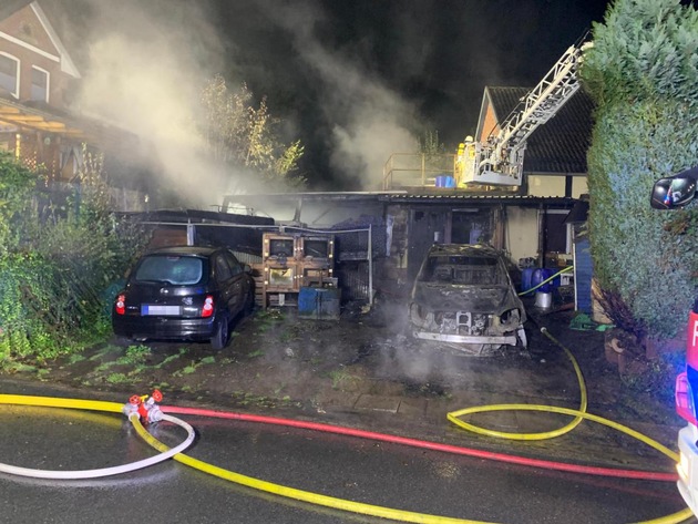 FW Dörentrup: Feuerwehr Dörentrup verhindert Schlimmeres bei Carport-Brand - zwei Hunde gerettet
