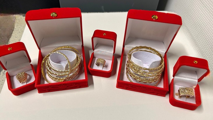 HZA-DU: Anwärterin des Hauptzollamts Duisburg deckt Schmuggel von Goldschmuck am Flughafen Weeze auf