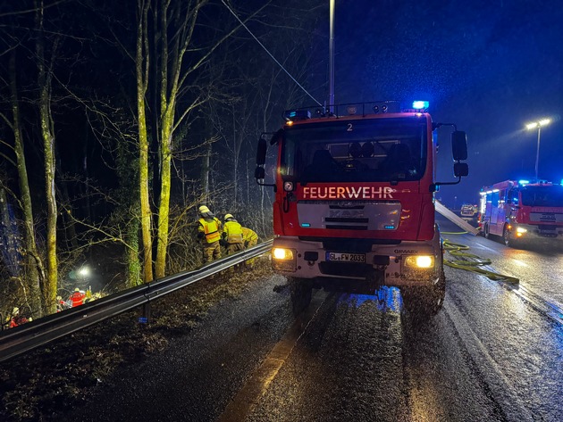 FW-GL: Pkw-Fahrerin stürzt Böschung hinab und wird schwerstverletzt - Gemeinsame Pressemitteilung der Polizei Rhein-Berg und der Feuerwehr Bergisch Gladbach