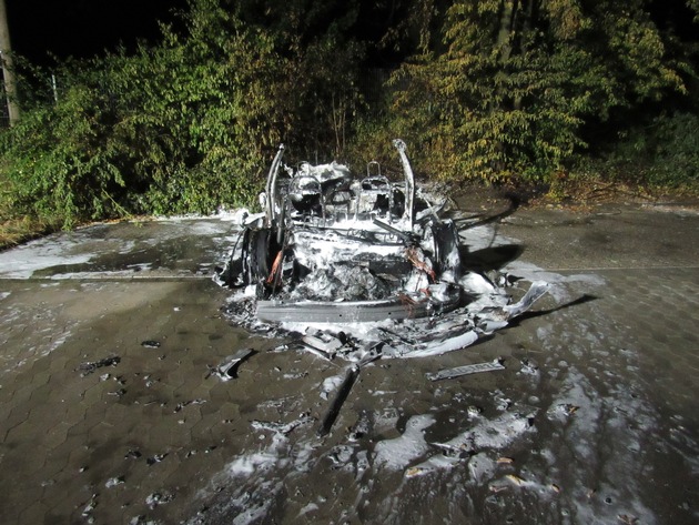 POL-ME: Elektro-Auto vollständig abgebrannt: Polizei nimmt Ermittlungen zur Brandursache auf - Ratingen - 1907166