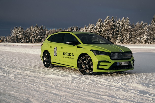 Škoda Enyaq RS iV driftet 7,351 km über Eis und stellt zwei GUINNESS WORLD RECORDS™ auf