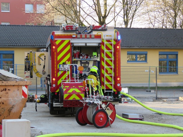 POL-ME: Brandlegungen an städtischem Spielgerät - Polizei ermittelt und sucht Täter und Zeugen! - Heiligenhaus - 2004041