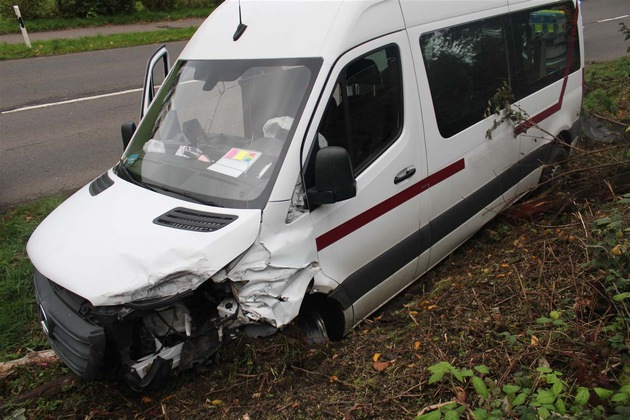 POL-RBK: Kürten - Verkehrsunfall mit hohem Sachschaden - Unfallverursacher ohne Fahrerlaubnis