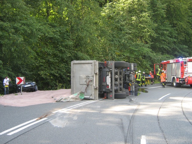 POL-HOL: Eschershausen - B 64 - Schelenhufe: Erneut Sattelzug umgekippt - 55jähriger Fahrer schwer verletzt / B 64 sechs Stunden gesperrt / 150.000,-- EUR Sachschaden -