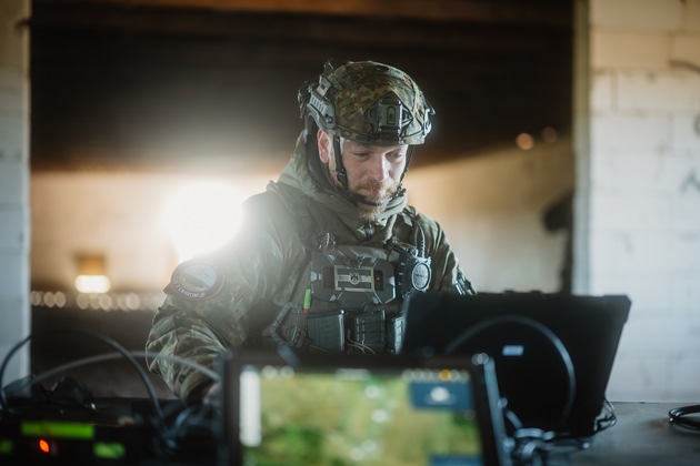 Unbemannte Systeme der Bundeswehr: / Test mit KI-gest&uuml;tztem Drohnenverbund erneut erfolgreich