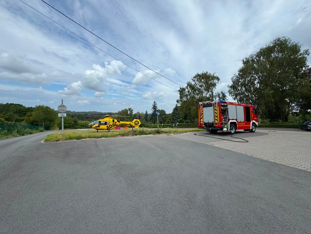 FW-EN: Person unter Radlader eingeklemmt