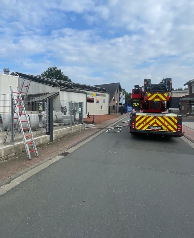 FW Bocholt: Feuer an einer Lackiererei im Gewerbegebiet