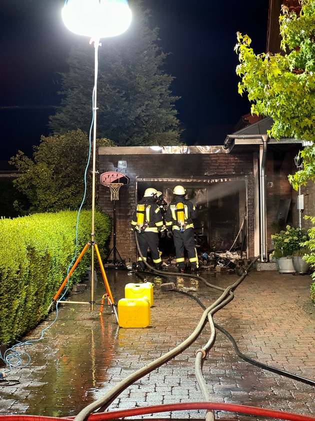 FW-SE: Garagenbrand schlägt auf Dachstuhl über