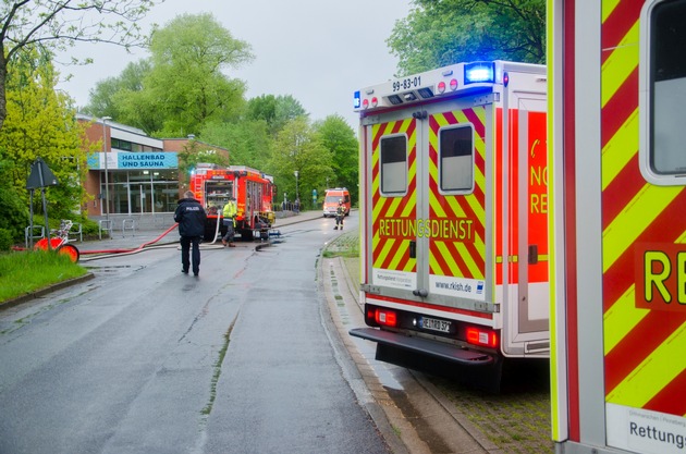 FW-RD: Feuerwehr löscht Zimmerbrand - 3 Verletzte müssen ins Krankenhaus In der Straße An der Untereider, in Rendsburg, kam es am Mittwochabend (26.05.2021) zu einem Feuer im 1. Obergeschoss