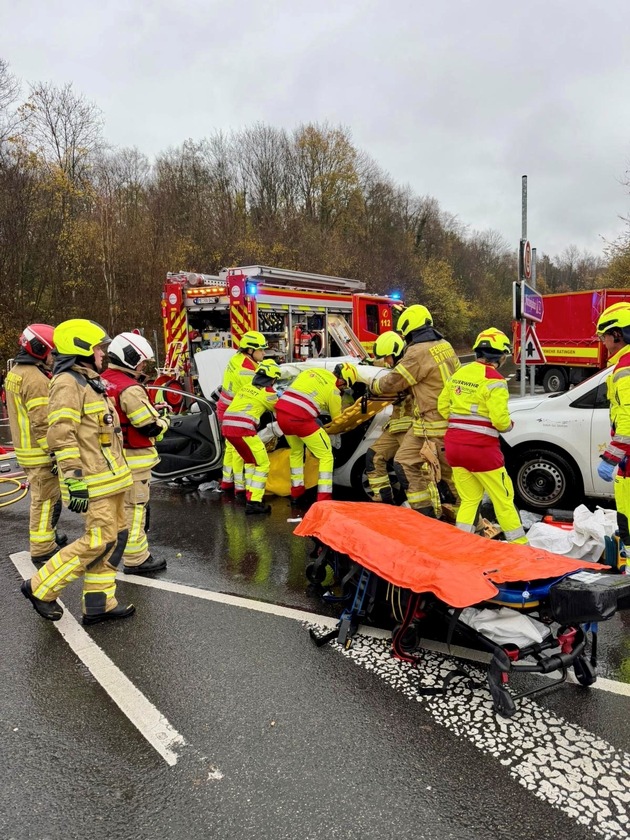 FW Ratingen: Verkehrsunfall mit drei PKW - Eine Person schwer verletzt