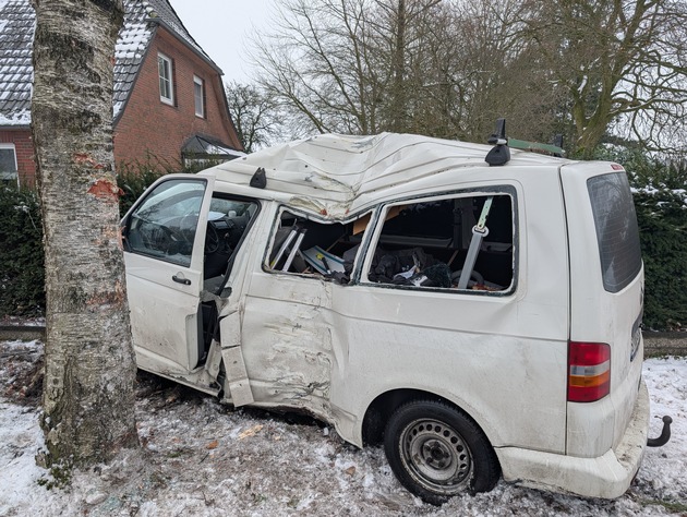 POL-STD: 21-jähriger VW-Busfahrer bei Unfall in Wangersen schwer verletzt