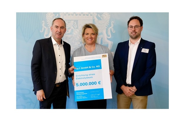 Wirtschaftsminister Aiwanger übergibt Förderurkunde an GP JOULE