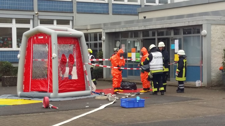 POL-HM: Gefahrguteinsatz in einer Schule - auslaufendes Quecksilber sorgt für größeren Einsatz von Feuerwehr und Rettungsdienst