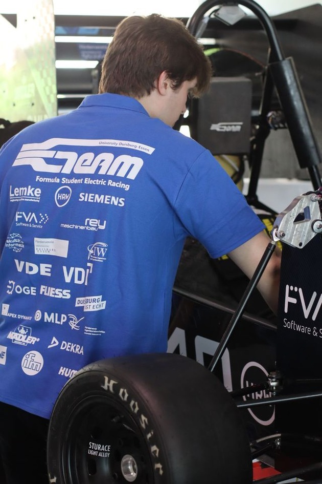Vom H&ouml;rsaal auf die Rennstrecke: E-Team pr&auml;sentiert neuen elektrischen Rennwagen