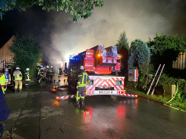 FW Dörentrup: Feuerwehr Dörentrup verhindert Schlimmeres bei Carport-Brand - zwei Hunde gerettet