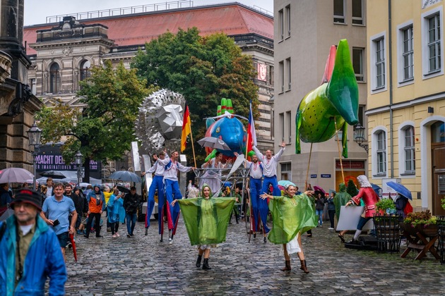 Tschechisches Theater V.O.S.A. verspricht magische Momente und faszinierende Akrobatik auf dem Bürgerfest im Schlosspark