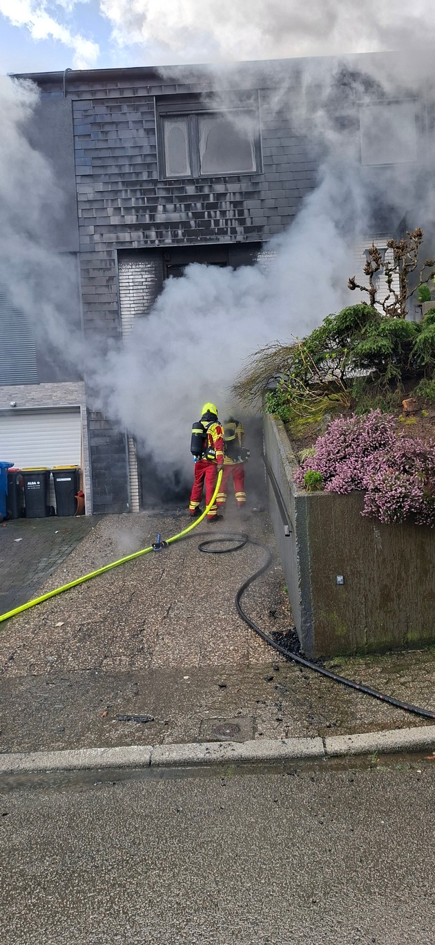 FW-Heiligenhaus: Brennender PKW in Garage