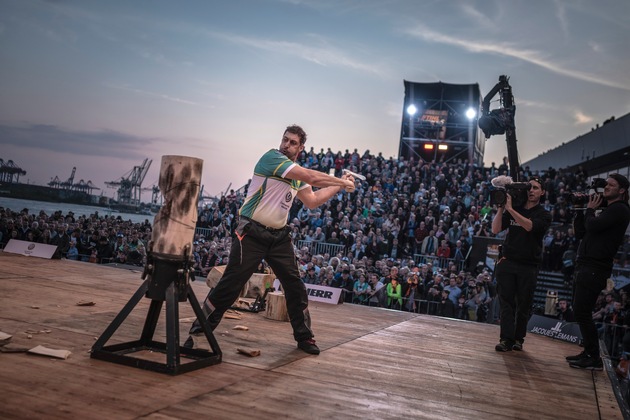 STIHL TIMBERSPORTS® Champions Trophy 2017 in Hamburg / Brad De Losa aus Australien gewinnt den härtesten Wettkampf im Sportholzfällen